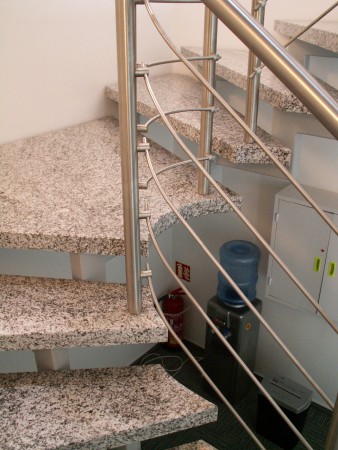 Točené schodiště z žulových desek montovaných na kovovou konstrukci. Rakovník