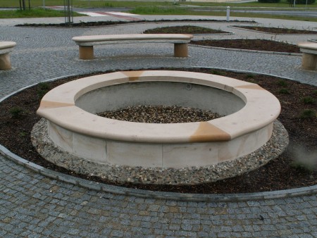Pískovcová fontána a pískovcové lavičky ,klášter Most
