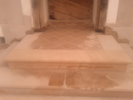 Pískovcová dlažba na koso podesty schodů, Nezabudice ( skvrny na dlažbě a schodech je vysychající voda)